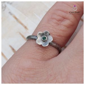 onyks zielony i srebro, onyks zielony w srebrze, pierścionek z onyksem, pierścionek z zielonym onyksem, biżuteria srebrna, biżuteria autorska, pierścionek kwiatek, pierścionek z kwiatkiem